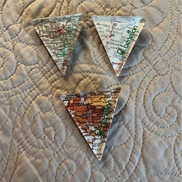 Three Rare Vintage Collectible BENETTON Map Triangle Pins brooch - Picture 2 of 9